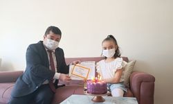 Annesinin karaciğeriyle hayata tutunan Hayrünnisa’nın karnesi, evinde verildi