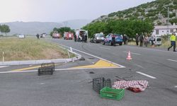 Antalya'da otomobil ile hafif ticari araç çarpıştı: 1 ölü, 3 yaralı