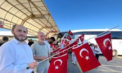 Avrupa Bilek Güreşi Şampiyonası'nda dereceye giren sporcular, gül ve meşalelerle karşılandı