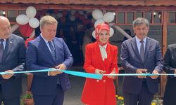 Bakan Göktaş, kadın kooperatifinde hamur açtı