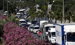 Bayramda Kuşadası'na tatilci akını; araç kuyrukları dronla görüntülendi