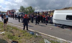 Cenazeden dönenleri taşıyan midibüs yan yattı; 2 ölü, 15 yaralı - Yeniden