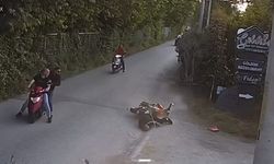 Devrilen motosikletin sürücüsü ağır yaralandı; kaza kamerada