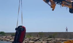 El freni çekilmeyen otomobil, denize düştü