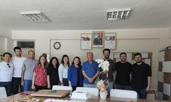 Emekli olan okul müdürüne öğrencilerinden çiçekli, müzikli veda