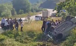 Fındık bahçesine devrilen otomobilin sürücüsü yaralandı; kaza kamerada