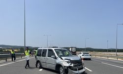 Hafif ticari araç bariyere çarptı; 3 yaralı
