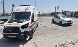 Hasta taşıyan ambulansla otomobil çarpıştı: 2'si sağlık personeli, 5 yaralı