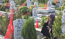Hatay'da deprem şehitliğinde buruk bayram
