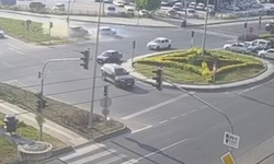İki otomobilin çarpıştığı kaza kamerada
