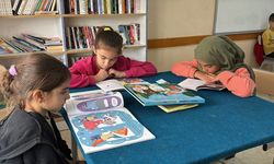 İlçenin ilk kadın muhtarı, mahallesine kütüphane kazandırdı