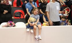 İlkokul ve ortaokula annesinin sırtında giden engelli Tuana üniversiteden mezun oldu