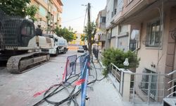 İstanbul - Avcılar'da kısmen çöken binanın yıkımına devam edilirken elektrik ve internet kabloları koptu