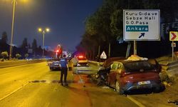 İstanbul- Bayrampaşa'da otomobil demir bariyere saplandı