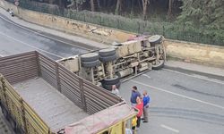 İstanbul- Beykoz'da geri manevra yapan su tankeri devrildi