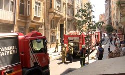 İstanbul - Beyoğlu'nda 5 katlı binanın bodrum katında çıkan yangın söndürüldü