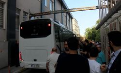 İstanbul - İBB'ye yönelik operasyonun 5'inci dalgasında gözaltına alınanlar sağlık kontrolü için hastaneye getirildi