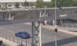 İstanbul - Kartal’da üst geçitten elektrik direğine atladı