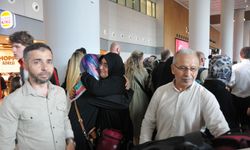 İstanbul - Kutsal topraklardan dönen hacılar gözyaşları ve çiçeklerle karşılandı