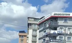 İstanbul-Maltepe'de ayağını camdan çıkarıp uzun süre cip kullandı