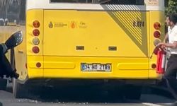 İstanbul - Özel halk otobüsünün motorunda çıkan yangın, şoför tarafından yangın söndürme tüpü ile söndürüldü