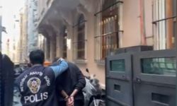 İstanbul - Taksim'de eğlence mekanında hesap tartışması: 3 arkadaşı beyzbol sopasıyla dövüp gasbettiler; o anlar kamerada