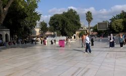 İstanbul - YKS'ye girecek adaylar Eyüp Sultan Camii'nde lokum dağıtıp, dua etti
