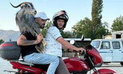 Kaçan keçiyi motosikletle yakalayıp omuzlarında pazara getirdiler