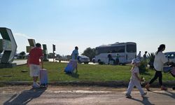Kazaya karışan minibüsteki turistler, havalimanına gitmek için çevredekilerden yardım istedi