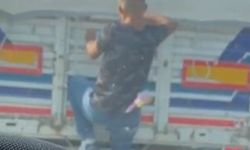 Kırmızı ışıkta duran kamyondan karpuz çaldı; o anlar kamerada