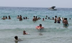 Kuşadası plajlarında 'bayram' yoğunluğu