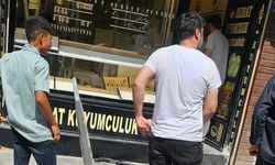 Kuyumcu dükkanında soyguna kalkışan maskeli 3 şüpheli, kaçarken silahlarını düşürdü
