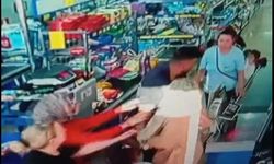 Marketteki kasa sırası tartışmasında 3 kişiyi darbetti; o anlar kamerada