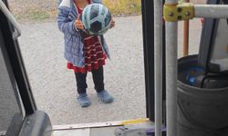 Otobüs şoförü, yolda gördüğü çocuğun topunu şişirdi; küçük kızın sevinci kamerada