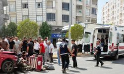 Otomobil, yaya geçidinden geçen motosiklete çarptı; kaza kamerada