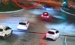 Otomobilin çarptığı motosikletli yaralandı; kaza kamerada