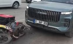Otomobiliyle motosikletine çarptığı kuryenin kaskını ezip küfrederek, kaçtı