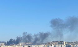 Plastik fabrikasının deposunda yangın çıktı; dumanların sardığı hastanedeki hastalar tahliye edildi / Ek fotoğraflar