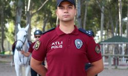 Sahilde atlı polisler devriyede