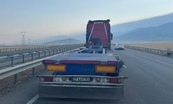 TIR'ın dorsesindeki konteyner, yola devrildi