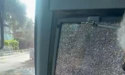 Turistlerin taşındığı otobüsün önünü kesip, şoföre taşla saldırdılar; o anlar kamerada