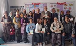 Veliler, çocuklarının sırasında kitap okuyor