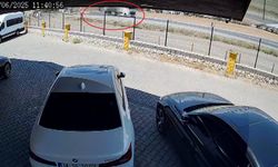 Virajı alırken devrilen TIR'ın sürücüsünü çevredekiler kurtardı; kaza kamerada