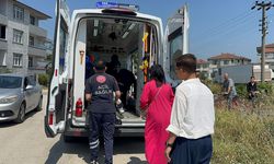 Yaya köprüsünden dereye düşen çocuğu çevredekiler kurtardı