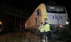 Yolcu treni, sürücüsünün raylara bırakıp kaçtığı otomobile çarptı