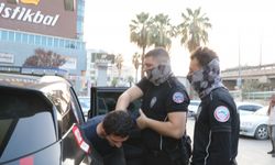 Acil servise girip, doktor ve güvenlik görevlisini bıçakladı; o anlar kamerada