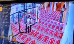 Babasıyla gittiği camide namaz kılarken uyuyakaldı, o anlar kamerada