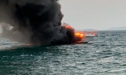 Çeşme'de demirli olan teknede yangın / Ek fotoğraflar