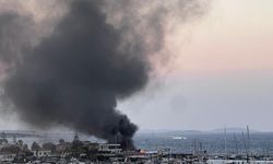 Çeşme'de demirli teknede çıkan yangın korkuttu