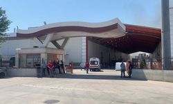 Fabrika bahçesindeki palet yangınında 4 kişi dumandan etkilendi